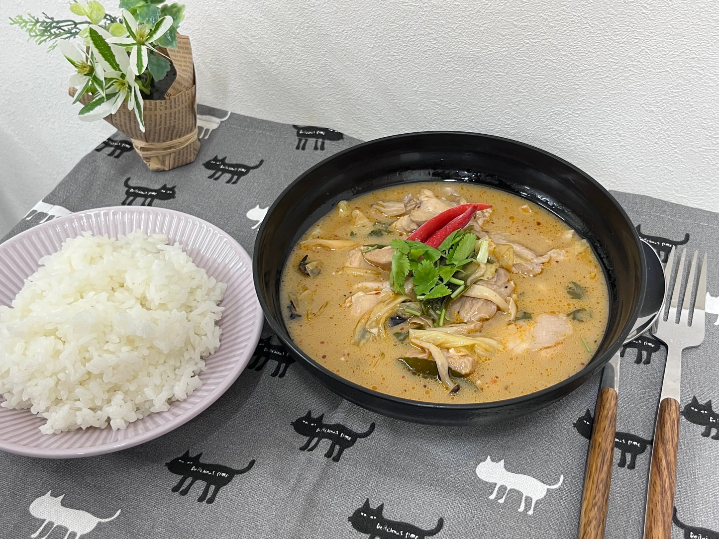 トムカーカイ (ハーブと鶏肉の辛味・酸味ココナッツ入りスープ）